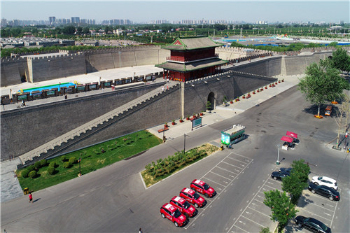 ”沿習(xí)之路“采訪車隊(duì)在正定縣古城南門下的免費(fèi)停車場(chǎng)。-河寧 攝(無人機(jī)航拍)_副本.jpg