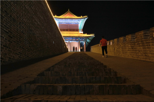 為了保護(hù)文物，消減火災(zāi)隱患，正定縣的旅游點(diǎn)，參觀者必須接受禁帶火種檢查。-河寧 攝.jpg